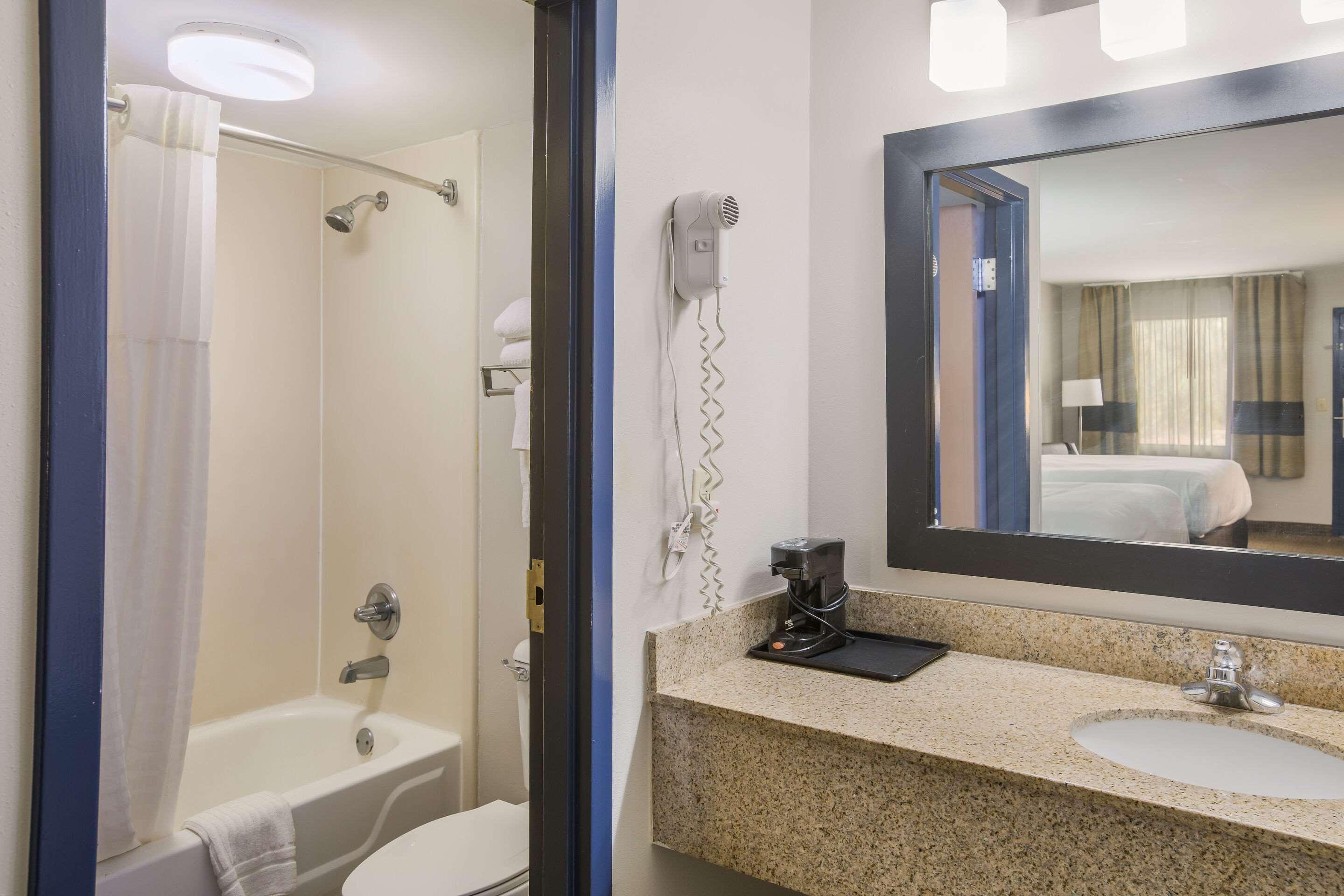 Clarion Pointe Forsyth I-75 Hotel Exterior photo