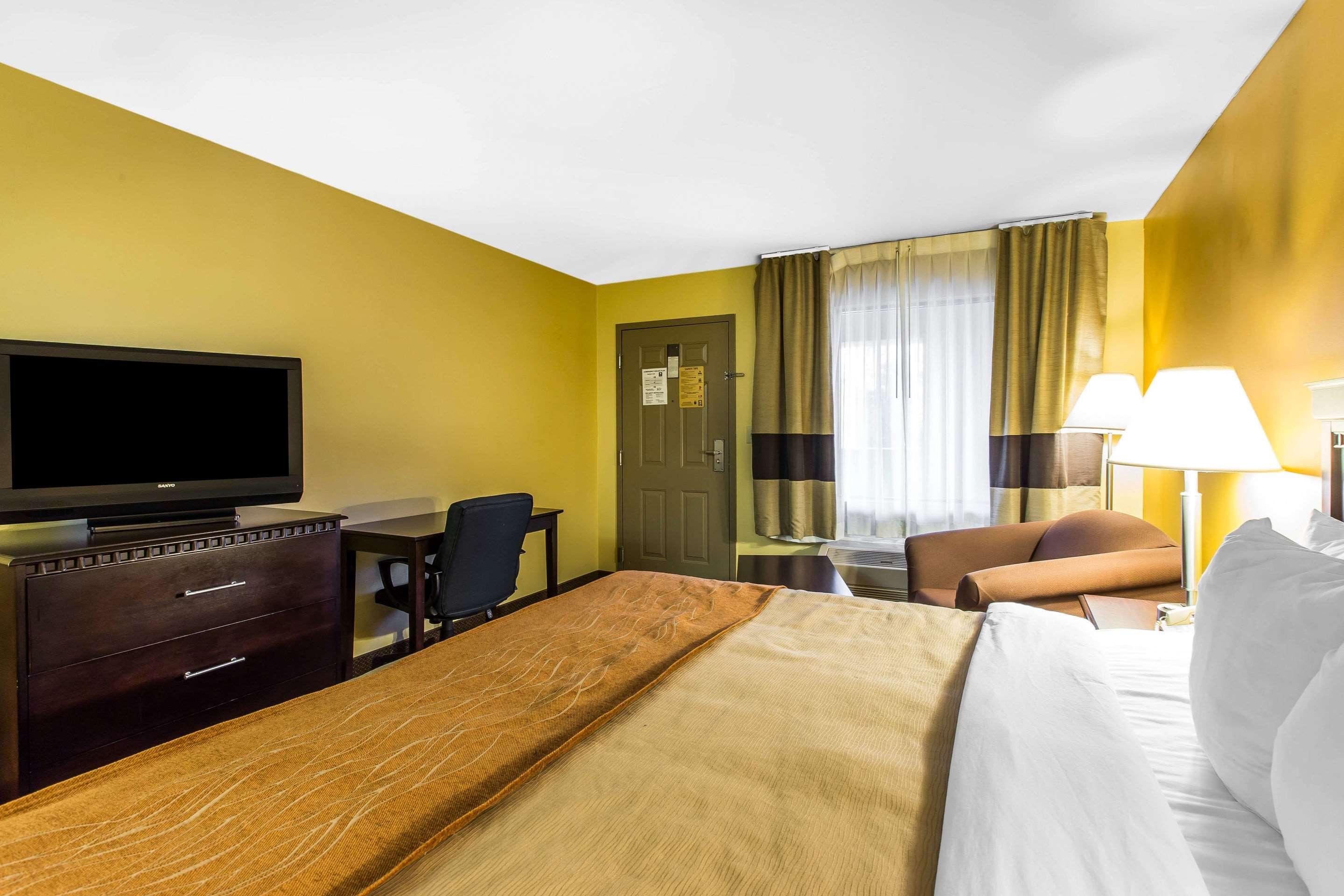 Clarion Pointe Forsyth I-75 Hotel Exterior photo