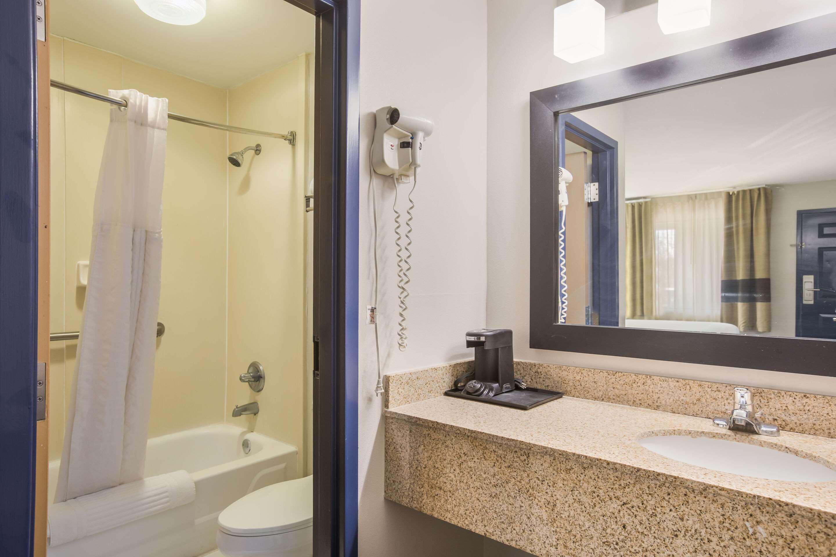Clarion Pointe Forsyth I-75 Hotel Exterior photo