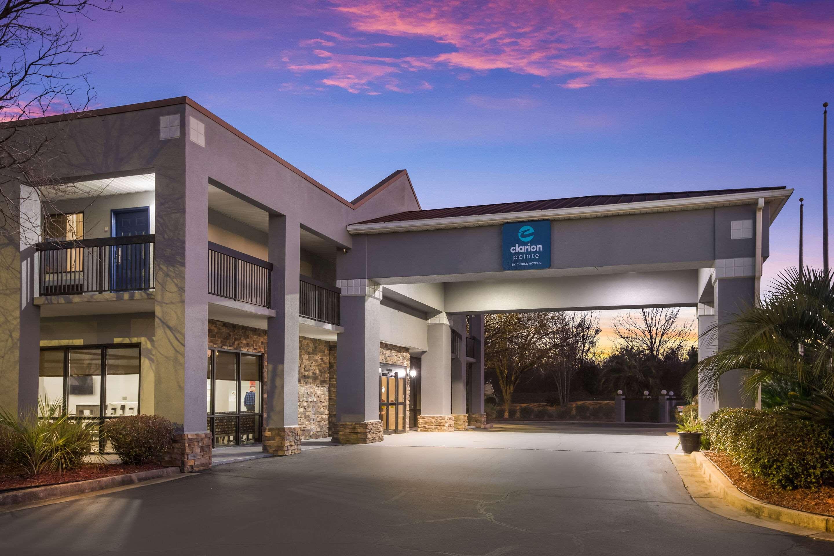 Clarion Pointe Forsyth I-75 Hotel Exterior photo
