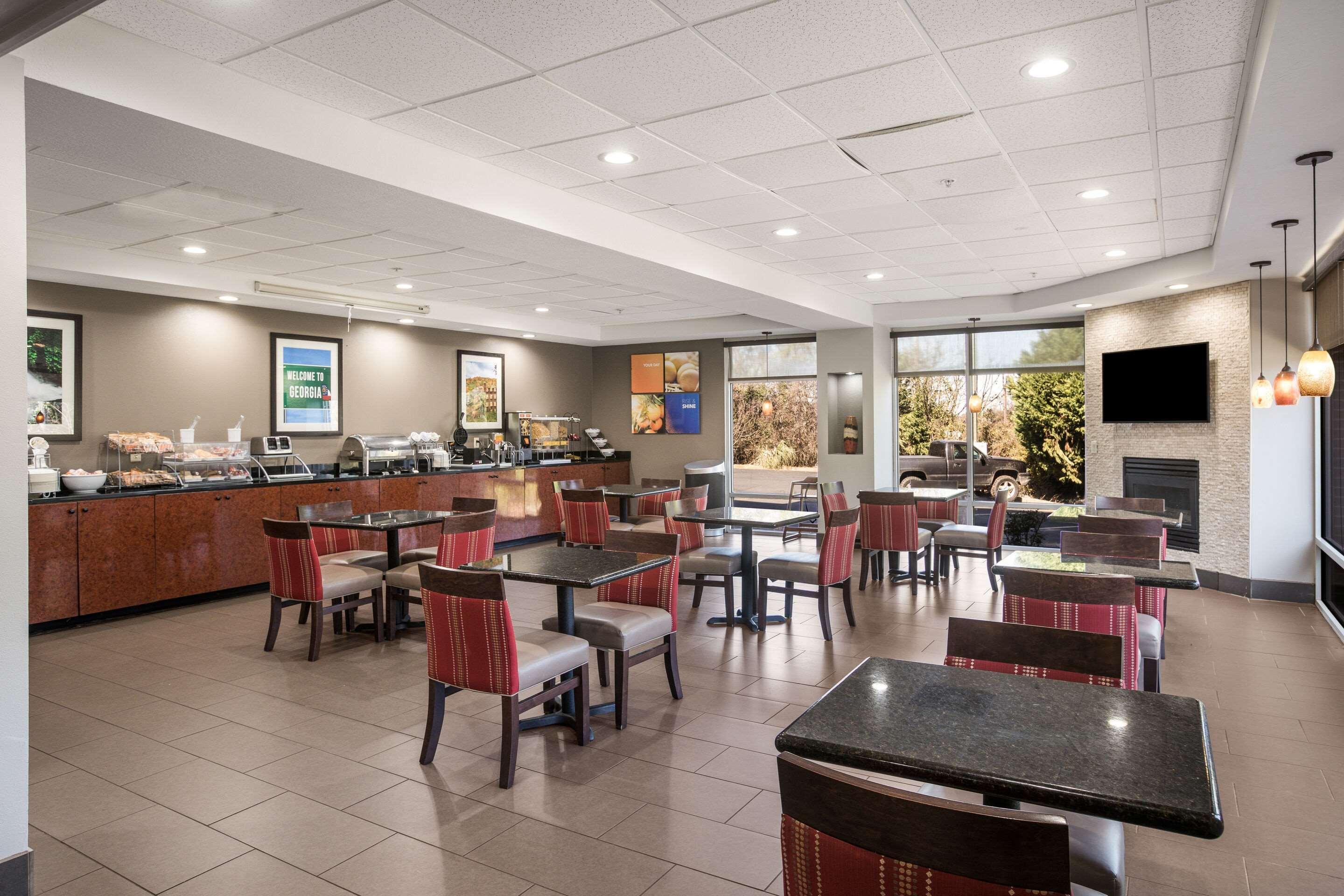 Clarion Pointe Forsyth I-75 Hotel Exterior photo